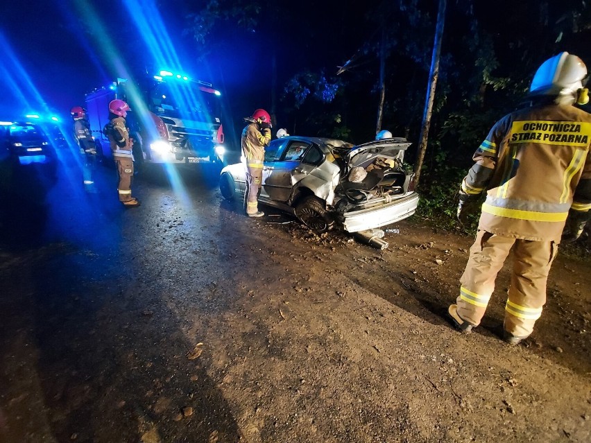 Wypadek w Pewli Ślemieńskiej. Na drodze powiatowej w kierunku Pewli Małej samochód uderzył w drzewo