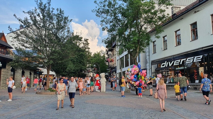 Zakopane. Na Krupówkach kolorowy zawrót głowy. Są baloniki, przygrywają Romowie. Lato na całego 