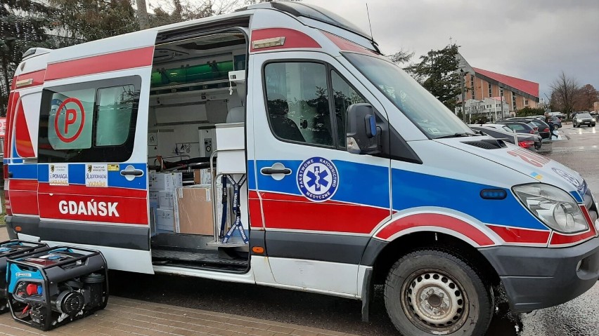 Kolejna karetka z Pomorza jedzie na Ukrainę. Oficjalne przekazanie ambulansu. Jak województwo pomaga Ukrainie?