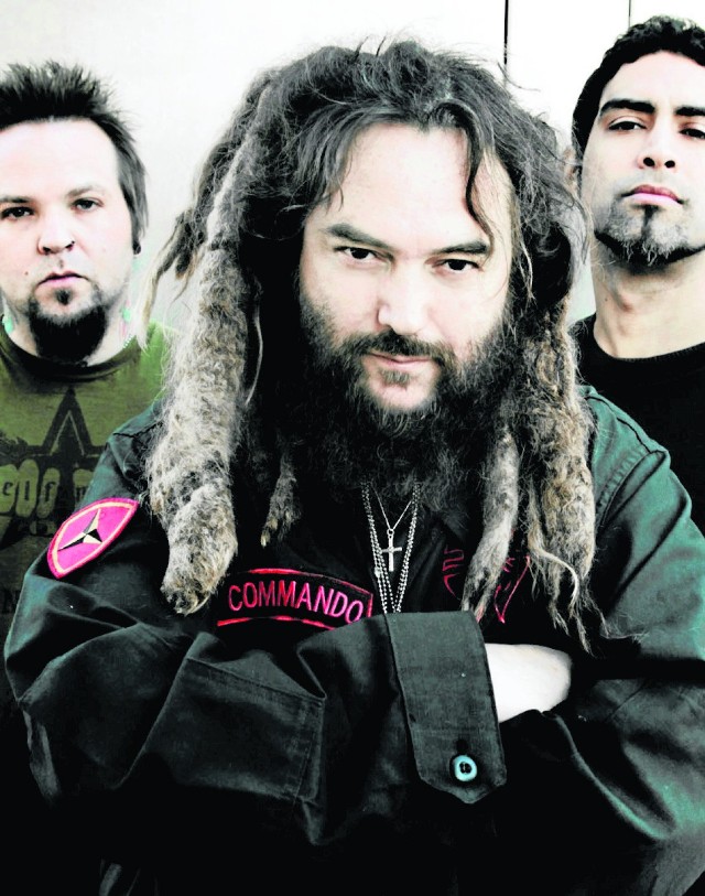 Max Cavalera (z futerkiem) n a mi ejsce na rockowym Olimpie zasłużył sobie jako współzałożyciel zespołu Sepultura