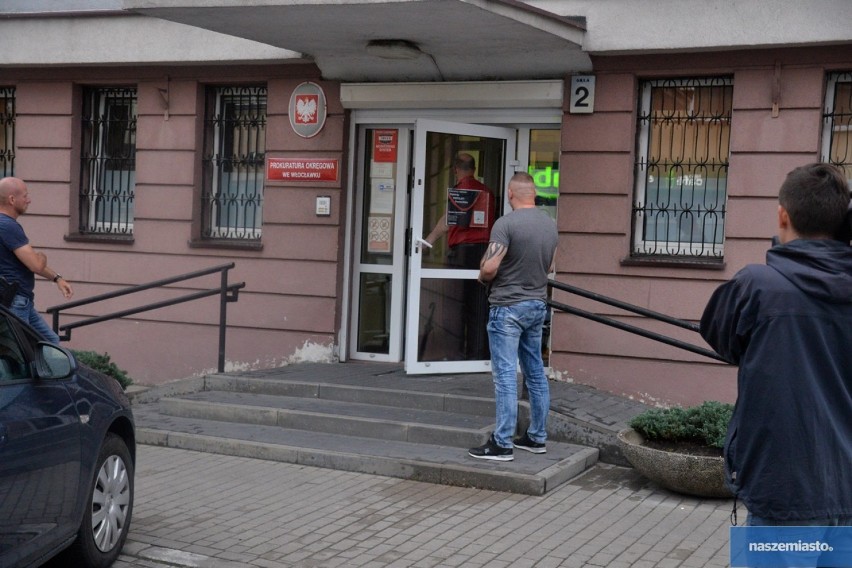 Strzelanina w Brześciu Kujawskim. 18-latek doprowadzony do prokuratury we Włocławku, był przesłuchiwany ponad 4 godziny [zdjęcia]