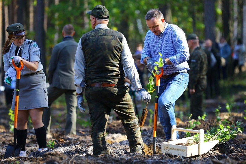 Prezydent Andrzej Duda i pierwsza dama w Piotrkowie. Akcja...