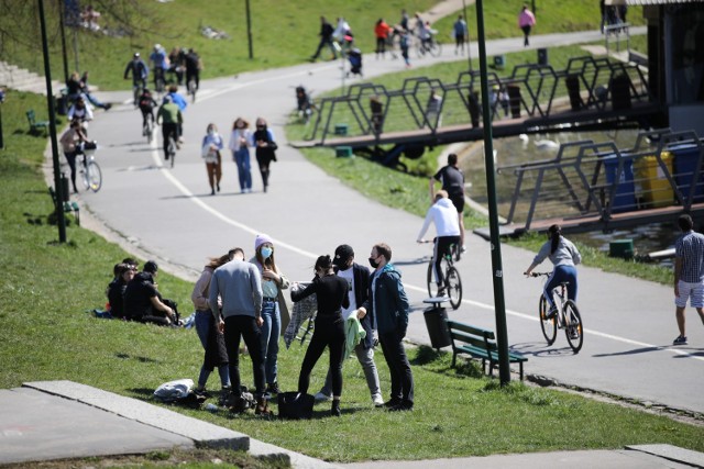 Spacery, spotkania, przejażdżki rowerem - gdyby nie maseczki, można by się nie zorientować, że to nadal wiosna w pandemii