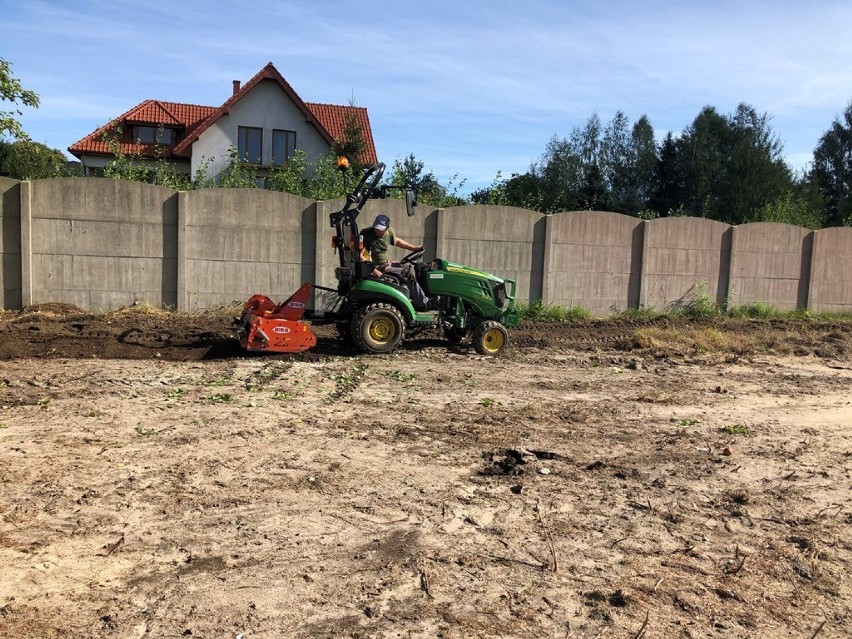 W Warszkowie wyrosną nowe trawniki. Zadbało o to Centrum Integracji Społecznej