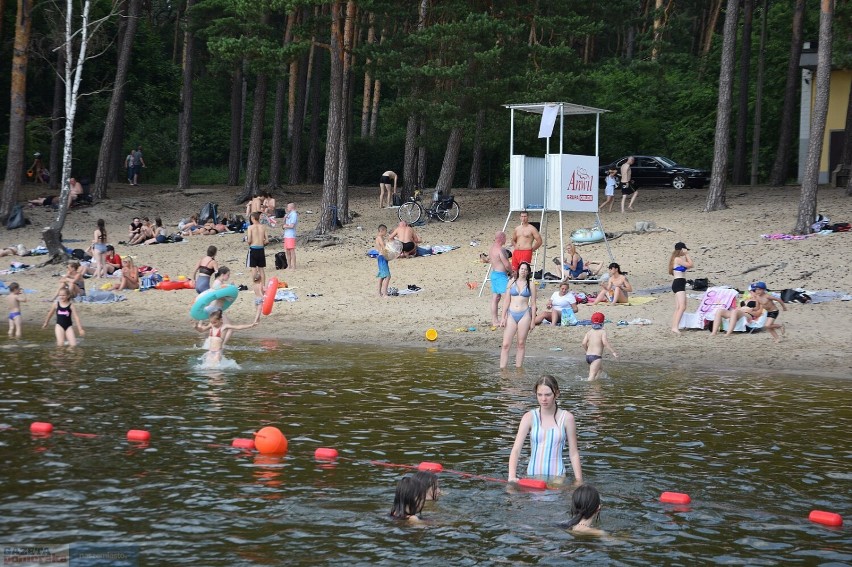 Upalny dzień nad jeziorem Czarnym we Włocławku, 30 czerwca...