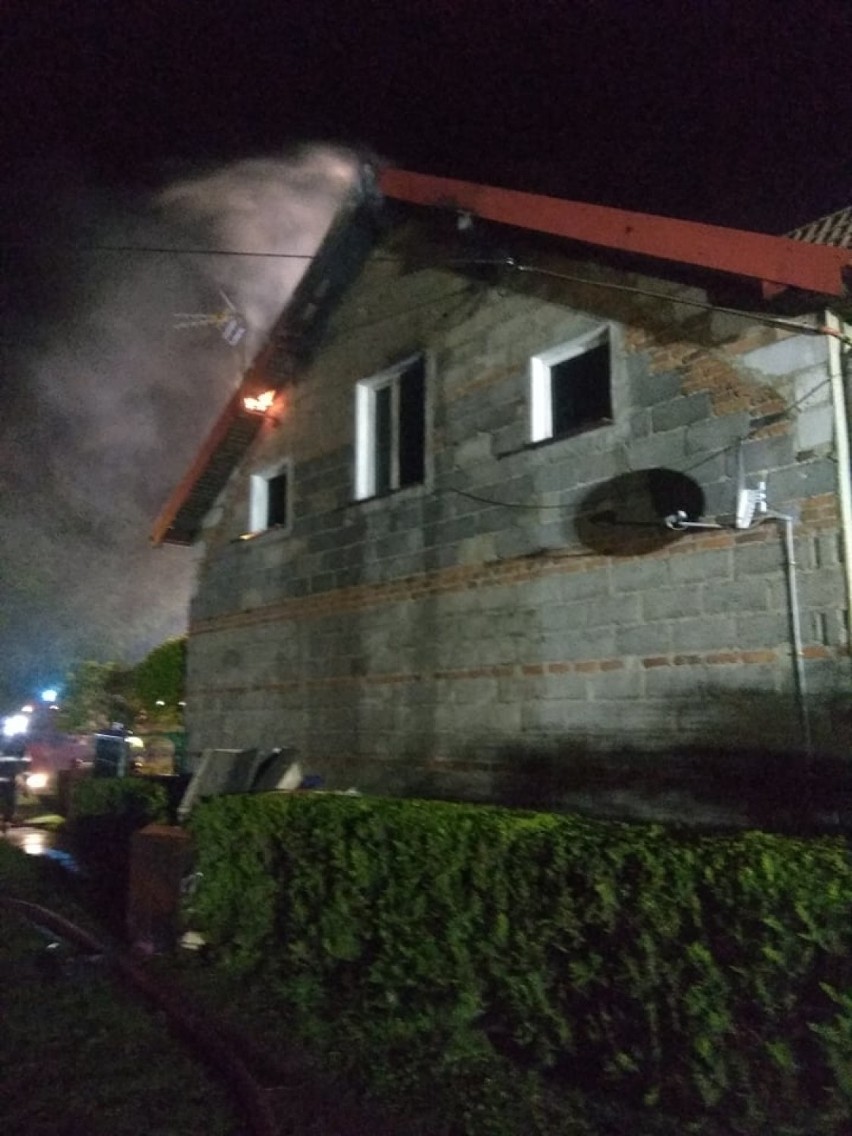 W nocy spłonął dom! Rodzina cudem uciekła przed ogniem