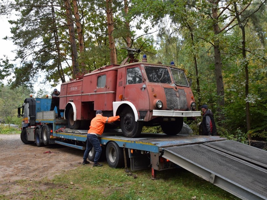 Zabytkowy wóz strażacki z Nowodworców został przekazany do wasilkowskiego skansenu (zdjęcia) 