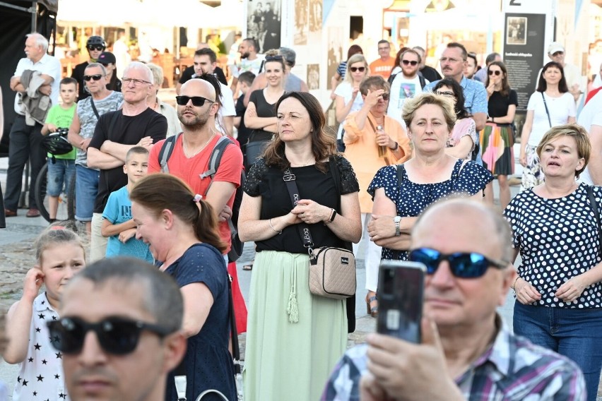 Święto Kielc 2022. Jacek Kawalec z orkiestrą wystąpił na kieleckim Rynku. Usłyszeliśmy znane hity. Zobacz zdjęcia z koncertu