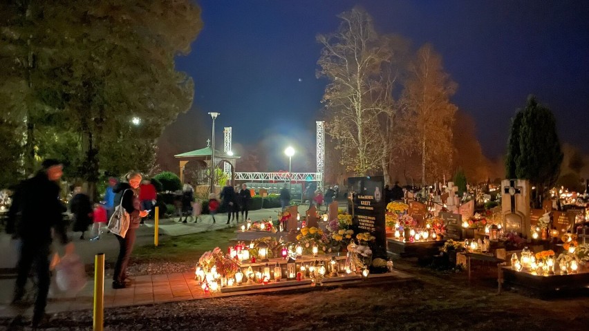 Wieczór Wszystkich Świętych na cmentarzu w Lęborku. Zdjęcia robią wrażenie. 