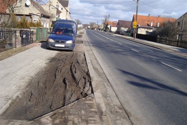 Mieszkańcy Serbów niszczą chodniki