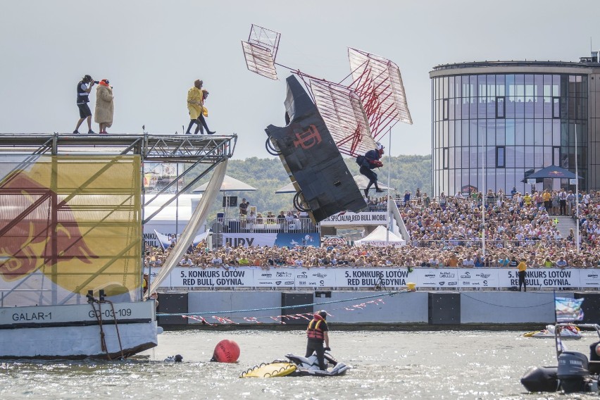 Załoga z Krakowa powalczy o wygraną  w Red Bull Konkurs Lotów!