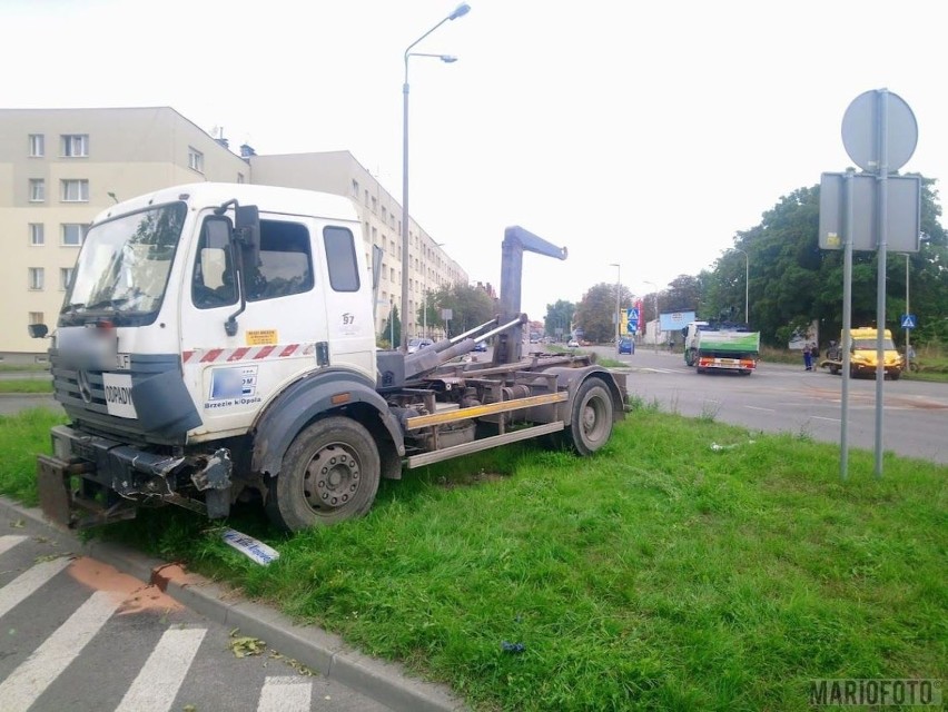 Wypadek w Opolu. Zderzenie mitsubishi z ciężarowym mercedesem na skrzyżowaniu ulic Armii Krajowej i Fabrycznej [ZDJĘCIA]