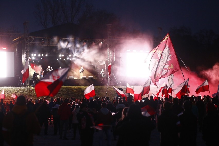 Co roku w Marszu Niepodległości w Warszawie uczestniczą...