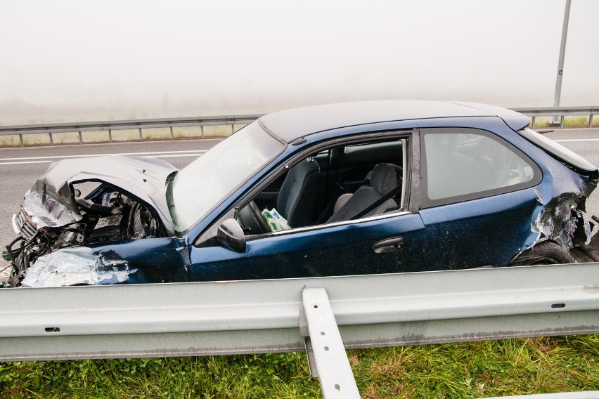 Bochnia: wypadek na A4. Kierowca wypadł przez okno i zginął [ZDJĘCIA]