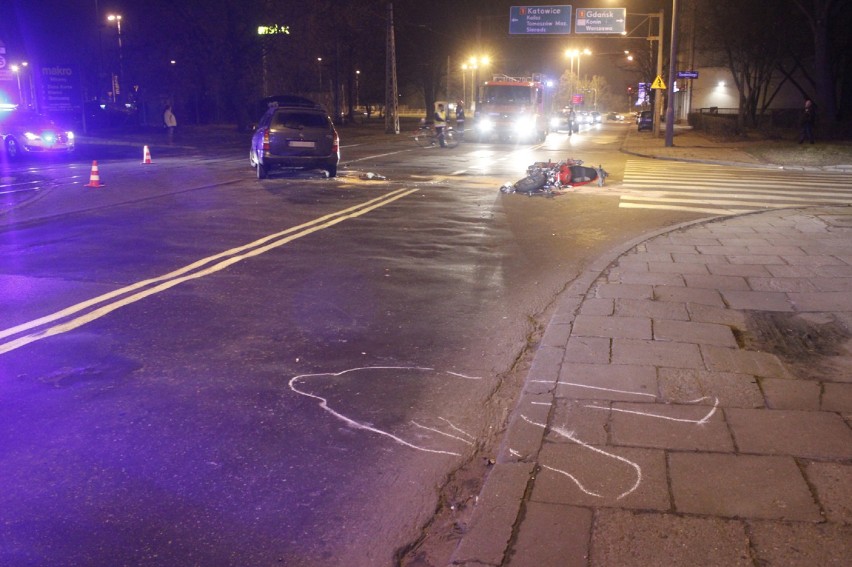 Wypadek na ul. Srebrzyńskiej w Łodzi : Motocyklista w skrajnie ciężkim stanie