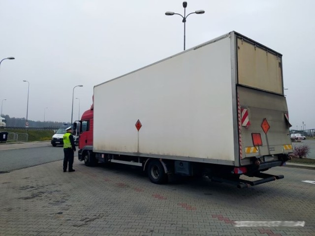 Inspektorzy ITP w okolicach Torunia, na autostradzie, zatrzymali do kontroli kierowcę, które w nienależyty sposób przewoził materiały wybuchowe