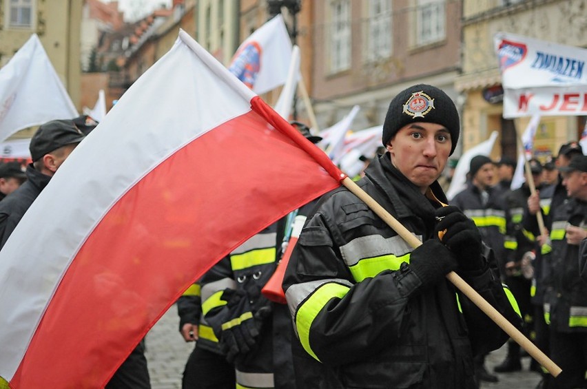 Kilka godzin trwała dziś w Poznaniu hałaśliwa i widowiskowa...