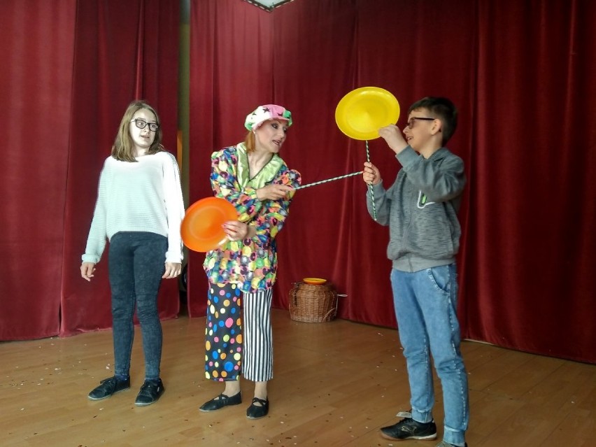 Gmina Grodzisk Wielkopolski: Klaun, żonglerka, sztuczki magiczne, czyli pokaz cyrkowy w szkole podstawowej [ZDJĘCIA]