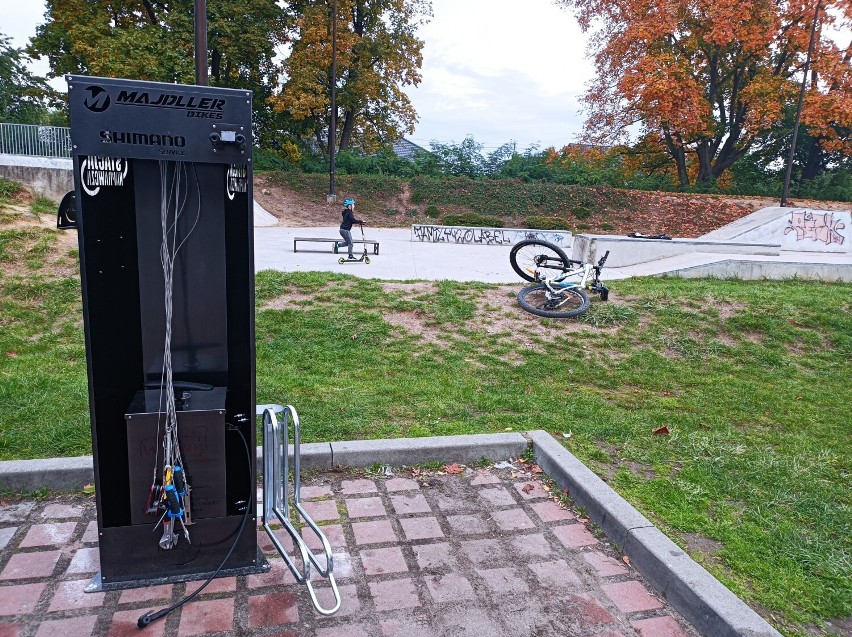 Stacja naprawy rowerów przy wieluńskim skateparku. Będzie też tutaj kamera miejskiego monitoringu FOTO 