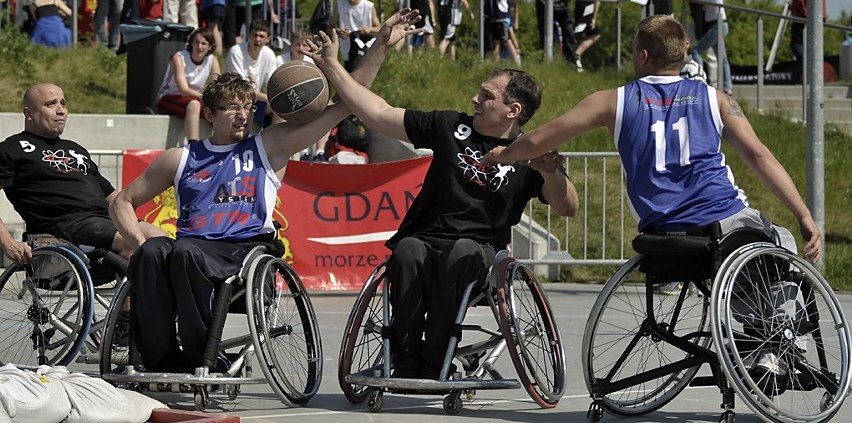 Gdańsk, Sopot: Turniej koszykarzy na wózkach w ramach Baltic Cup Streetball 2012 przed Ergo Areną