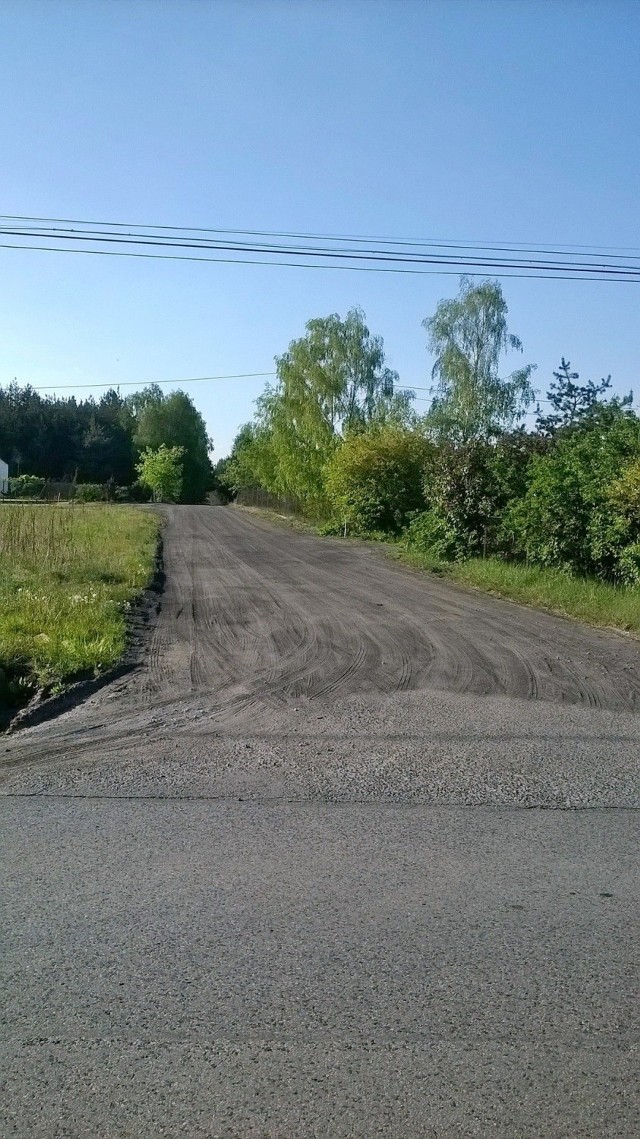 Droga do przebudowy w gminie Chełmno, którą dojeżdża się między innymi do świetlicy wiejskiej w Klamrach, którą wybudowano w ubiegłym roku