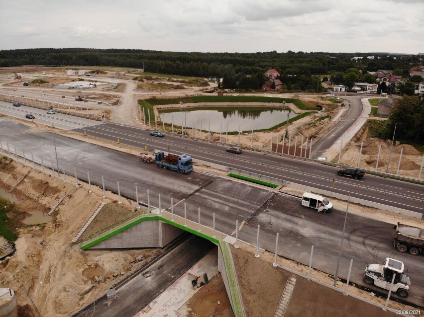 Koniec budowy A1 w okolicach Radomska i Kamieńska coraz bliżej. Tak postępują prace [wrzesień 2021]