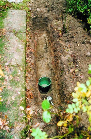 W ogrodzie Krystian przygotował metrowej głębokości dół, w którym miał zakopać ciało Andre&amp;#8217;a - Fot. Archiwum