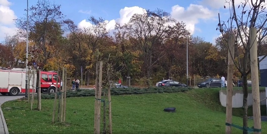 Kraków. Pożar dachu na budowie bloku na Czerwonych Makach, tuż obok galerii handlowej Atut. Interweniowały dwa zastępy straży pożarnej