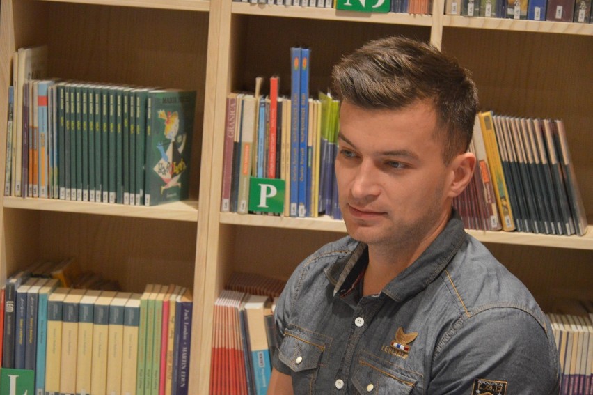Jakub Małecki spotkał się z fanami literatury w Bibliotece Publicznej w Kartuzach - ZDJĘCIA, WIDEO