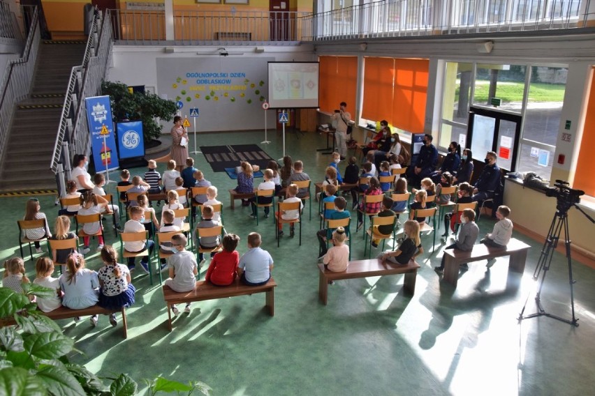 Blisko 2 tys. elementów odblaskowych trafi do elbląskich szkół w ramach "Świeć Przykładem" prowadzonej przez KMP w Elblągu