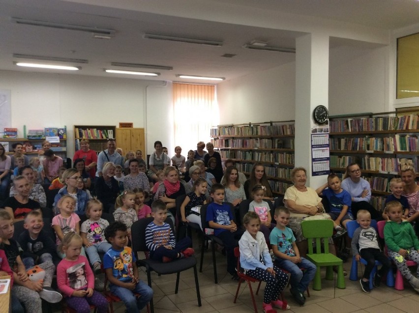 Góra. Biblioteka zaprosiła dzieci na spotkania z pisarzami i spektakle. Wszystko w ramach projektu „Górowska Bajkoteka” [ZDJĘCIA]