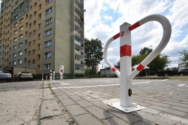 Nowe, odgrodzone miejsca parkingowe przy ul. Sandomierskiej pojawiły się pod koniec lipca.