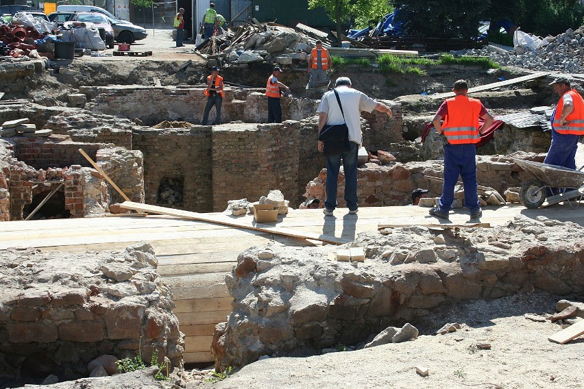 Archeolodzy zabezpieczają relikty olkuskiego ratusza z XIV wieku