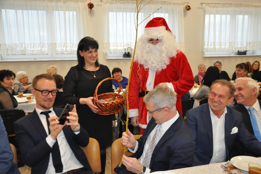 Panie z KGW zasiadły już do wigilijnego stołu. Święty Mikołaj zadbał o słodkości, a burmistrzowi wręczył... rózgę