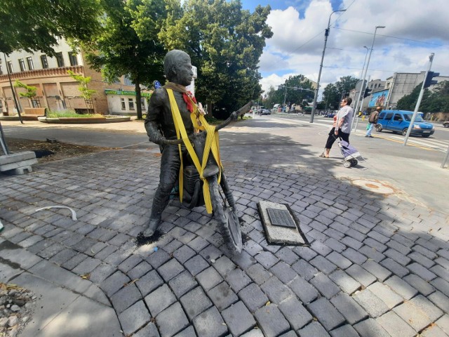 Pomnik Jancarza został ustawiony na... żużlowej kostce.