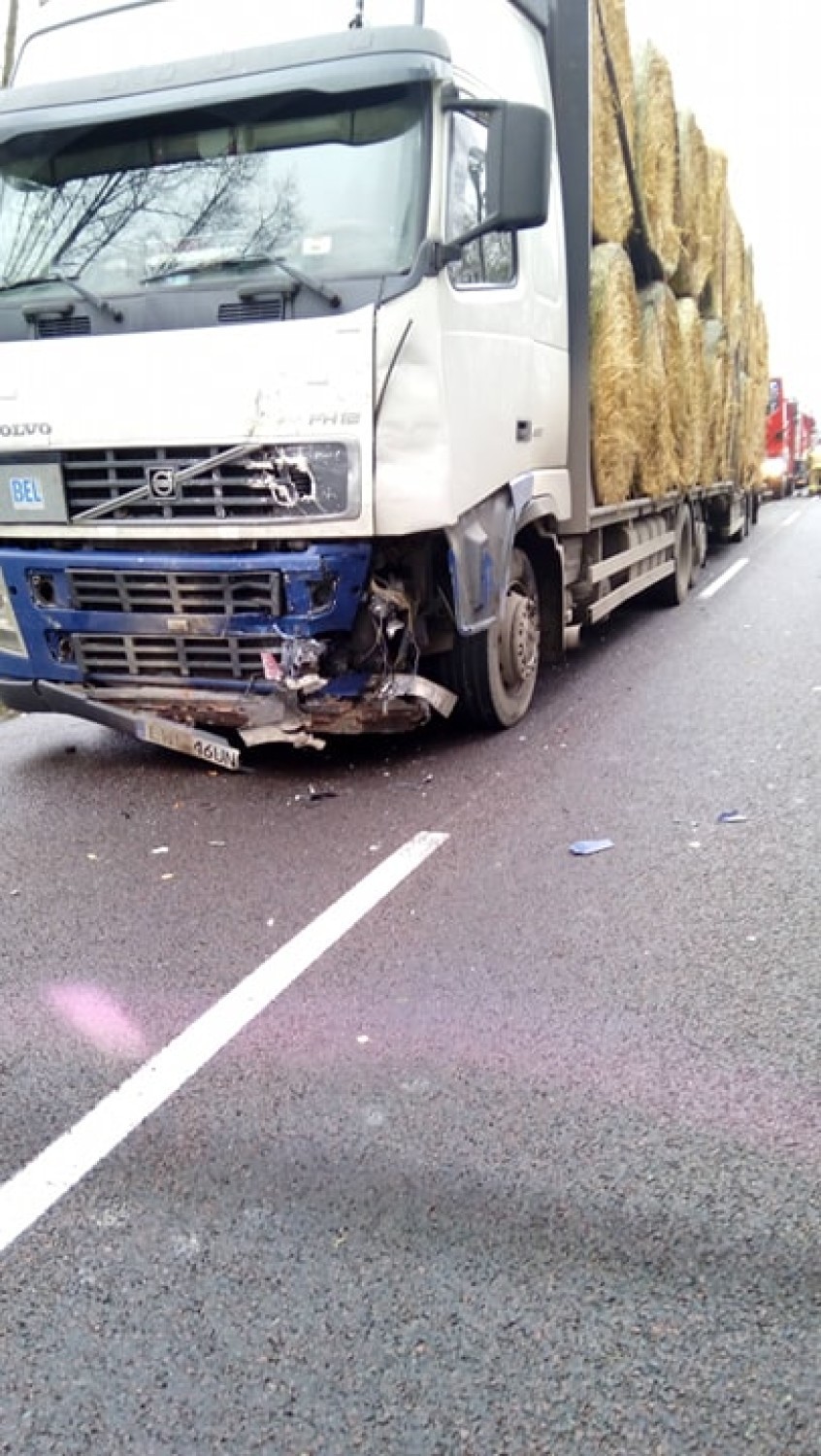 Sawin. Młody kierowca mazdy stracił panowanie nad autem i wjechał w ciężarówkę. ZDJĘCIA 