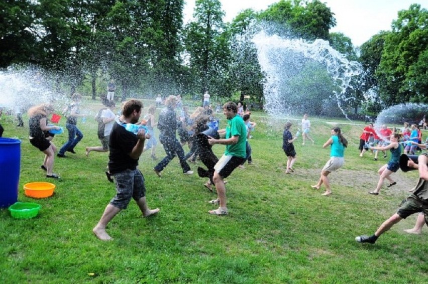 lanie wodą w parku| cho no się zmoczyć tej| bitwa wodna...