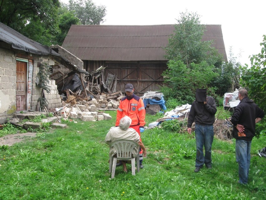 Zginął mężczyzna przygnieciony ścianą w powiecie skierniewickim [ZDJĘCIA]