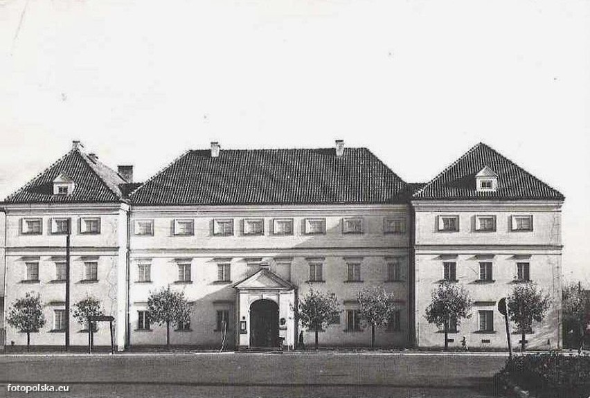 Gmach Muzeum w Łowiczu kiedyś pełnił inne funkcje. Jak zmieniał się na przestrzeni lat? [Zdjęcia]