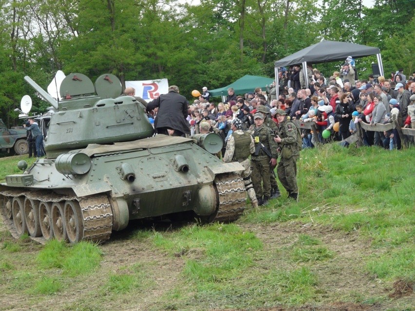 Zlot Pojazdów Militarnych Wapienniki 2012: Rozjeżdżanie samochodów [ZDJĘCIA]