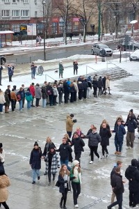 Studniówka w centrum miasta. Maturzyści z Rudy Śląskiej zatańczyli poloneza na rynku