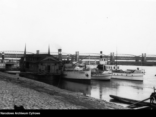 Rok 1936. Przycumowane statki pasażerskie "Carmen", "Batory" i "Bałtyk". Na drugim planie widoczny Most Lisewski.