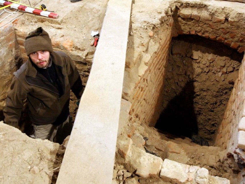Kościół przy Narutowicza: Archeolodzy odkryl nowe krypty i pochówki