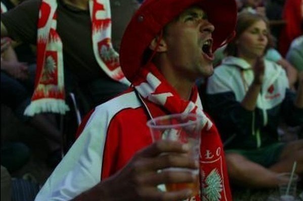 W pubie można obejrzeć mecz i napić się piwa