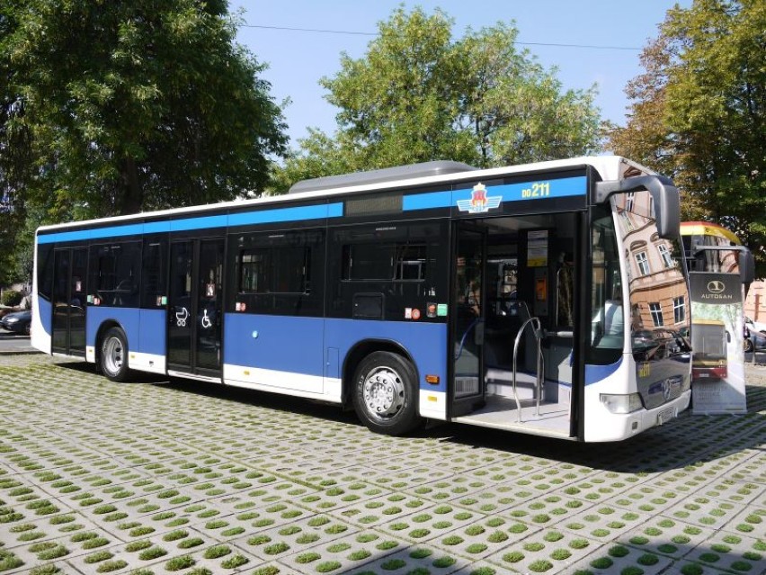 Nowe modele autobusów w Rzeszowie. Prezentacja przy ratuszu