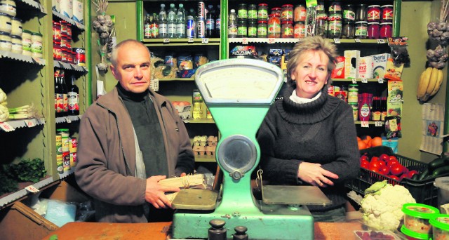 Halina i Janusz Biernatowie mają nadzieję, że ich osiedlowy sklepik jednak przetrwa