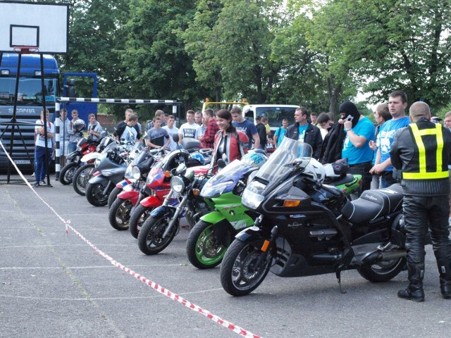 Zdjęcie przedstawia motocykle prezentowane przez uczniów.