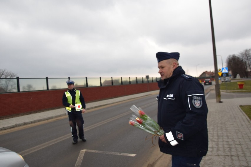 Poranna akcja na Dzień Kobiet w Sandomierzu. Był kwiatek i czekolada dla pań za kierownicą. Zobacz zdjęcia