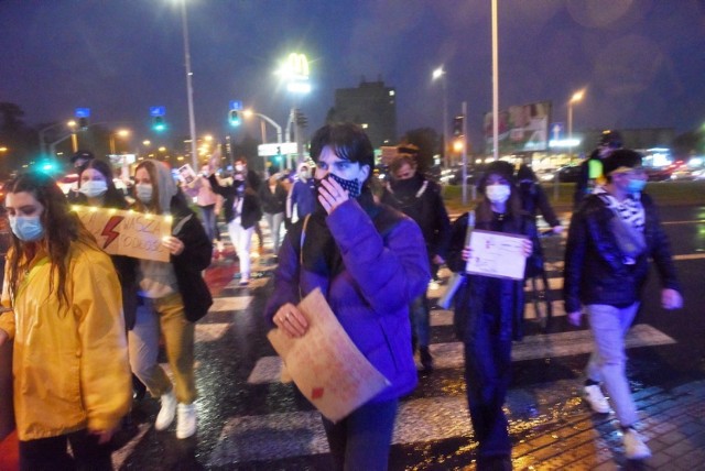 Kolejny samochodowy protest cieszył się ogromnym zainteresowaniem zielonogórzan. Uczestnicy najpierw "skrzyknęli się" na facebookowym wydarzeniu, w którym wzięło udział prawie 1.5 tysiąca osób. Później, punktualnie o 16:00 wyruszyli z parkingu pod Palmiarnią, parkingu przy Campusie B Uniwersytetu Zielonogórskiego oraz na parkingu przy ul. Energetyków. Kierowcy używali klaksonów i bardzo powoli przemieszczali się najważniejszymi ulicami Zielonej Góry. Akcja została zorganizowana przy dużym udziale radnych. Na miejscu obok Kacpra Kubiaka, wydarzeniem koordynował radny Mariusz Rosik.