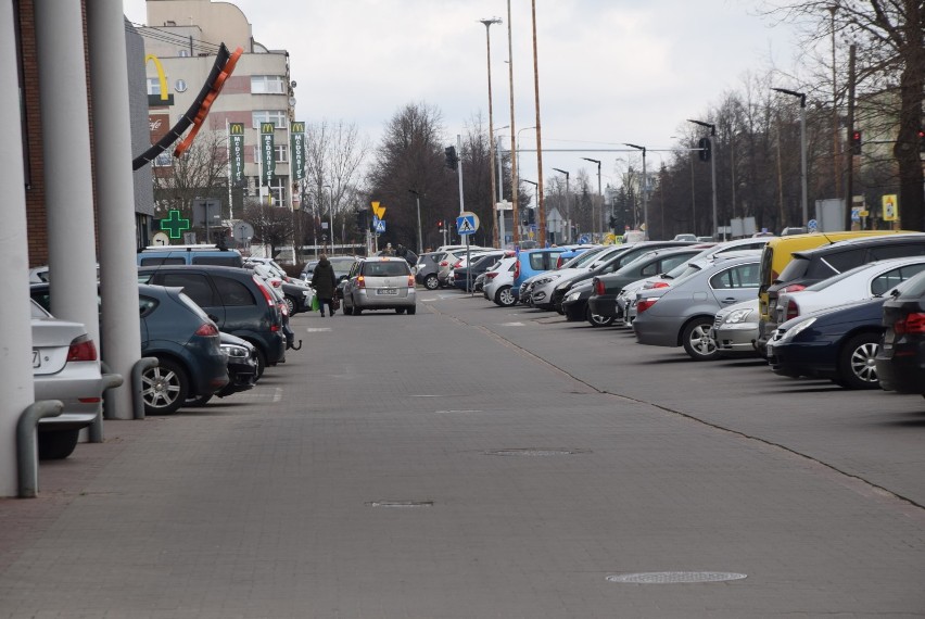 Sieradzanie ruszyli na zakupy przed lockdownem? Byliśmy w galerii handlowej - ZDJĘCIA